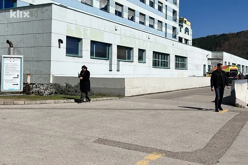 Muškarac preminuo u UKC-u Tuzla nakon što je progutao nepoznatu supstancu tokom policijskog pretresa