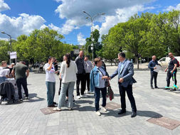 Velika podrška na Trgu: Građani u velikom broju potpisuju podršku dr Vladi Đajiću FOTO
