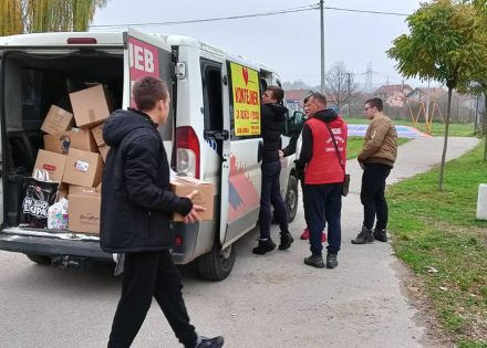 Humanost banjalučkih učenika: 200 bogatih paketa namirnica za najugroženije