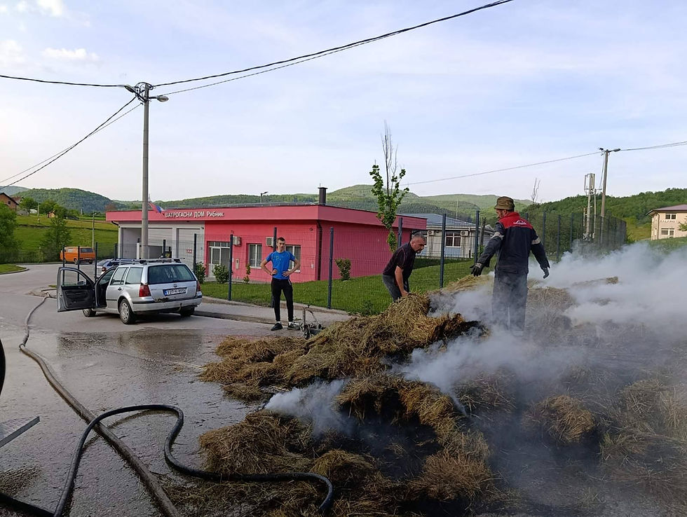  Sreća u nesreći u Ribniku: Sijeno se zapalilo tačno ispred vatrogasnog doma 