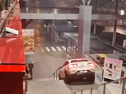 Uhapšen vozač koji se Mercedesom spustio niz stepenice banjalučke Tržnice