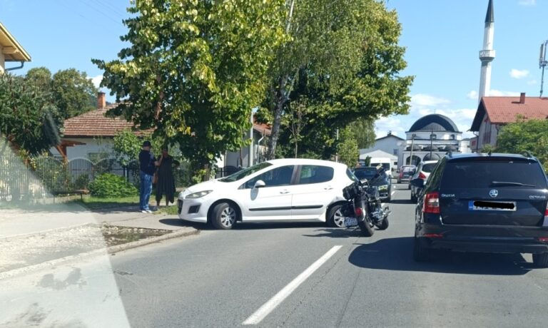 Nesreća u banjalučkom naselju: Sudar automobila i motocikla