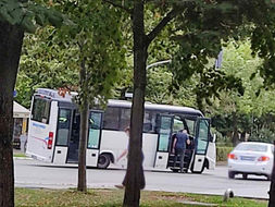 Nesvakidašnja nezgoda u Banjaluci: Putnici čekali zamjenu gume na autobusu