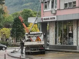 (FOTO) Nezgoda u Banjaluci: Vozač udario u banderu, ona pala na knjižaru