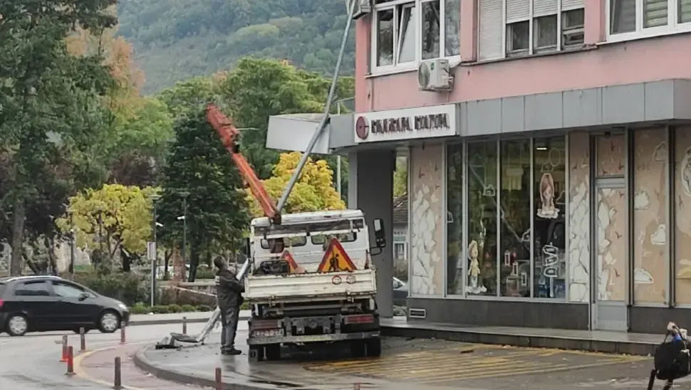 (FOTO) Nezgoda u Banjaluci: Vozač udario u banderu, ona pala na knjižaru