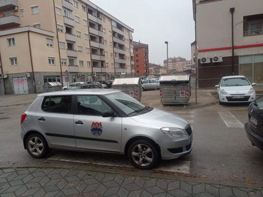 Radnici gradske uprave BAHATO PARKIRAJU: Automobil na sred pješačkog prelaza