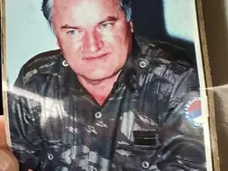 RATKO MLADIĆ ĆE BITI SAHRANJEN UZ NAJVIŠE DRŽAVNE I VOJNE POČASTI Mehanizam u Hagu naložio istragu o smrti, Vučić tražio da ga puste da umre u Srbiji, zahtjev mu odbijen