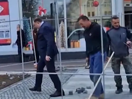 Dodik prošetao centrom Banjaluke, razgovarao i fotografisao se sa građanima