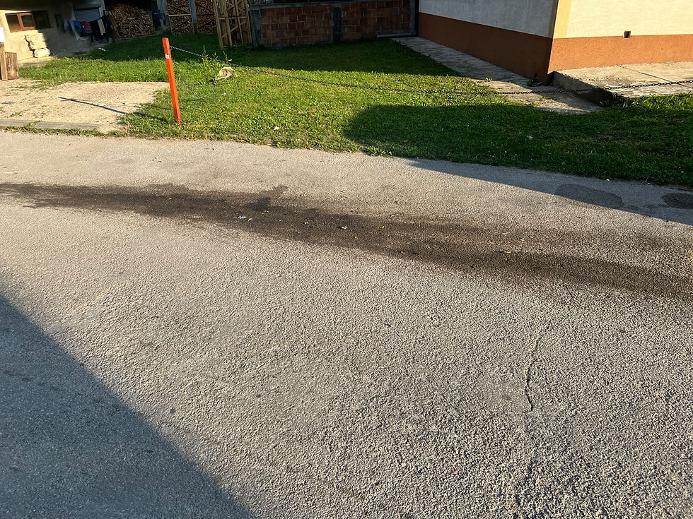 Tri godine smrada u Laušu; Mještani na rubu živaca poručuju nadležnima: "POPRAVITE KAMIONE I OPERITE ULICE" (foto)