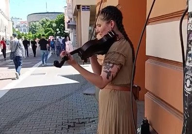 (VIDEO) Zvuci violine u Gospodskoj ulici: Sunčan dan privukao brojne prolaznike u centar Banjaluke
