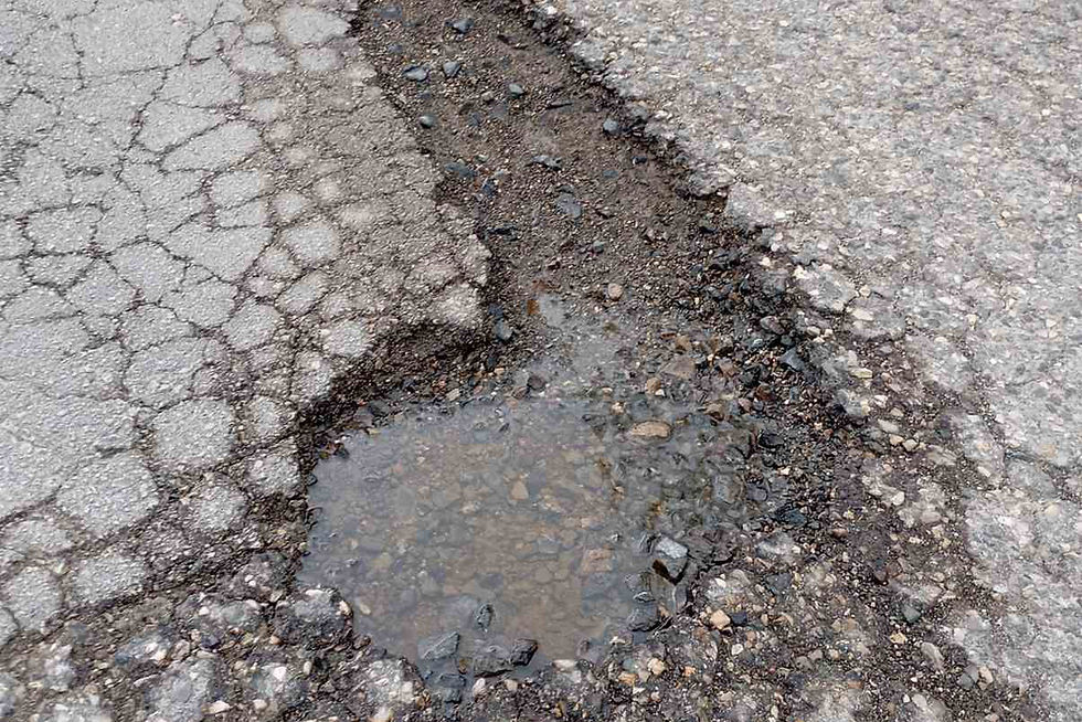 (FOTO) Dobro došli u Drakulić: Ulica nadomak centra Banjaluke puna rupa i kratera, točkovi otpadaju, mještani očajni