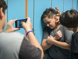 ŠTA SE DEŠAVA S NAŠOM DJECOM: Liste za odstrel, brutalna tuča i snimanje nasilja u školama– alarm koji niko više ne smije ignorisati