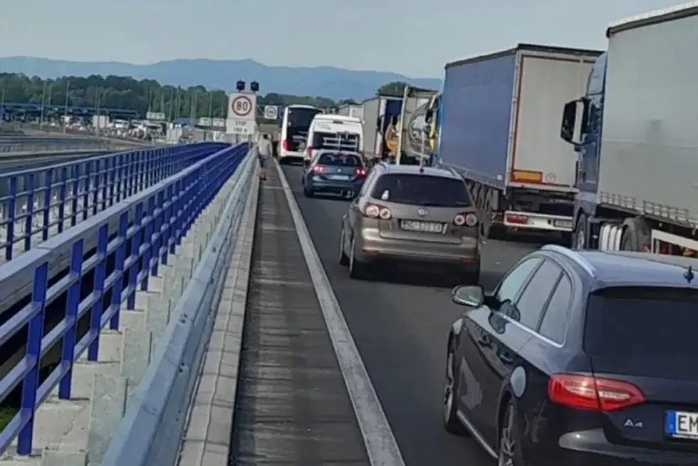 Haos na novom graničnom prelazu u Gradišci: Ogromne gužve i zastoji