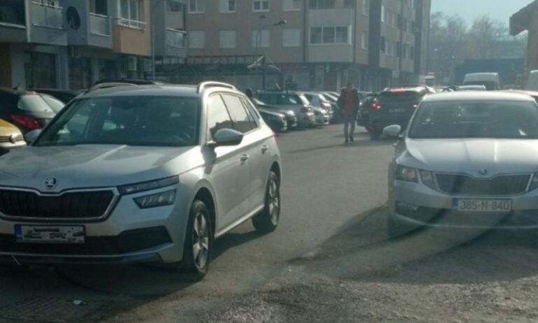 Samo u Banjaluci: Automobil parkirao na sred puta i otišao