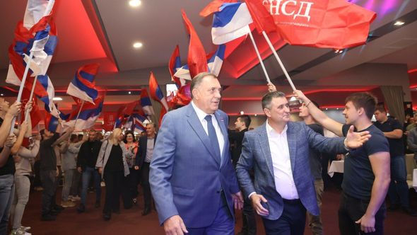 Botovanje u punom jeku: Zasuli komentari nakon Đajićevog raskida sa SNSD-om: ko stoji iza napada na bivšeg funkcionera?