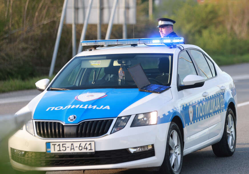 Vozio u pijanom stanju: Vozač BMW udario u zgradu MUP-a Republike Srpske u Šamcu