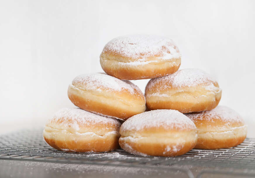 "Naša snaga je u tome što smo tu jedna za drugu" Prodajući krofne mališani prikupili oko 3.000 KM za Mašu i Todora