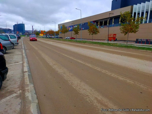 Cesta ispred Delte kao oranica