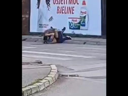 Obračun u centru Banjaluke: Tuča pred prolaznicima (VIDEO)