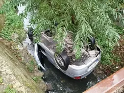 Drama na Laušu: „BMW“ sletio s puta i prevrnuo se na krov u korito Crkvene