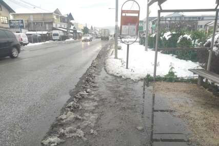 Prljave lokve, blato do koljena: Autobuska stajališta u katastrofalnom stanju (Foto)