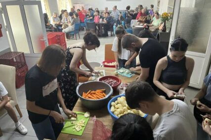 PRIPREMILI 800 PORCIJA Mladi Banjalučani u humanitarnoj akciji u javnoj kuhinji „Obrok ljubavi“