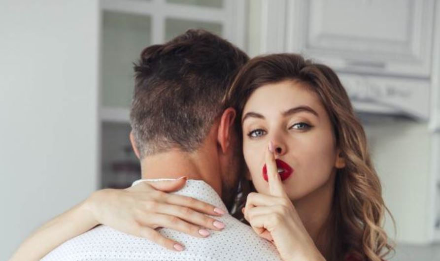 Znakovi da imate posla sa preljubnicom: 4 sigurna znaka da vas žena vara