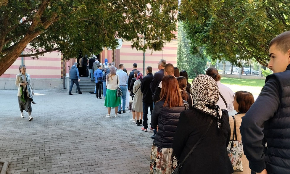 Mnoštvo ljudi pred Hramom Svete Trojice: Otvoren kivot Svetog vladike Platona FOTO