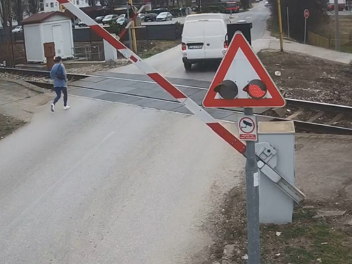 Rizikuju živote u Banjaluci: Željeznice apeluju na građane da poštuju signalizaciju (VIDEO)