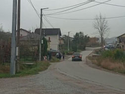 Loš put i brza vožnja ponovo pogubni: Još jedna saobraćajka u Motikama, automobil u kanalu FOTO