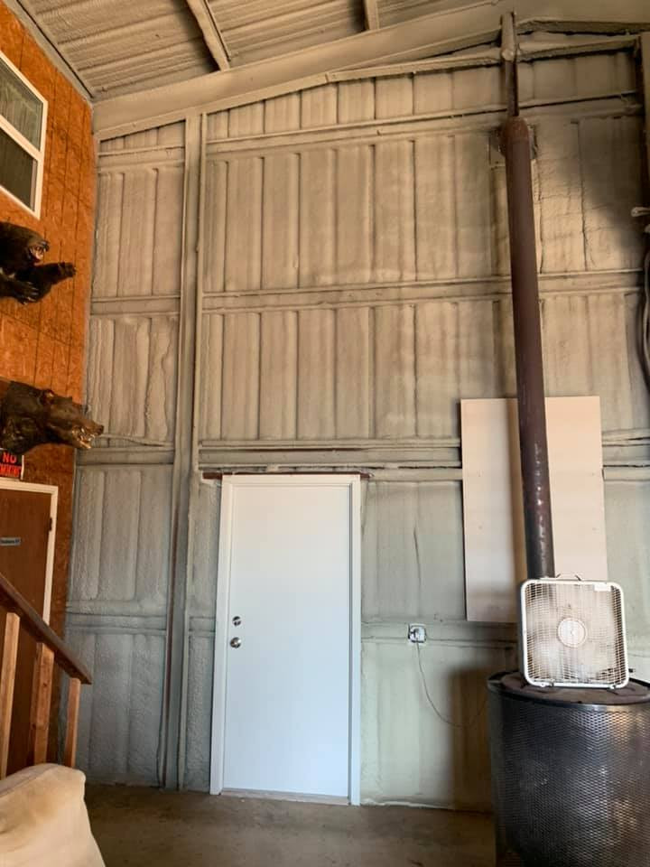 Cool Summer Temps In Our Foam Insulated Air-condition Building - Texas Hog Hunting Outfitters