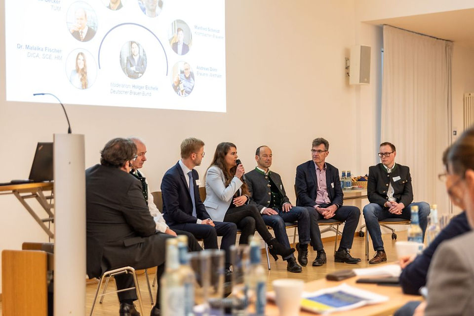 Podiumsdiskussion zwischen Branchenexperten