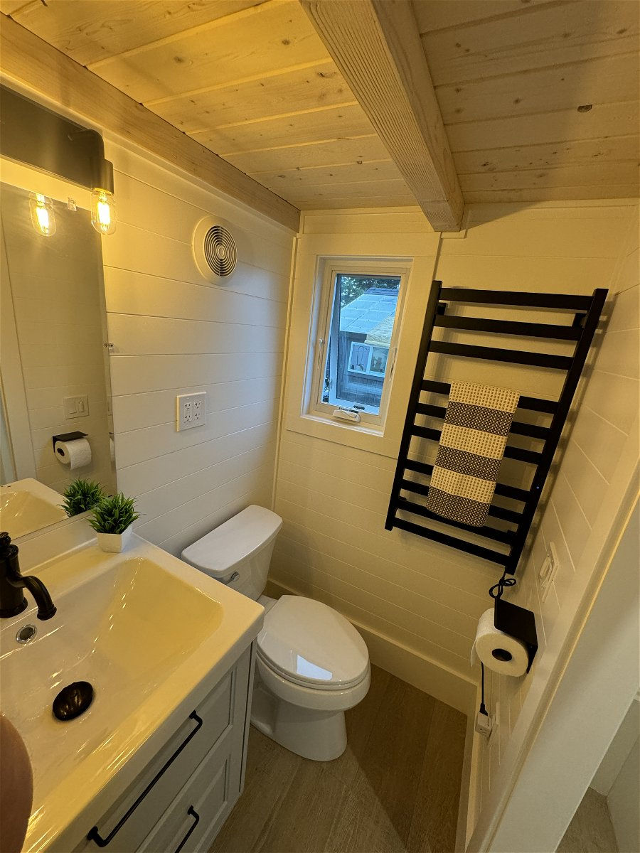 Thumbnail: Check out this new tiny house on wheels! It features a full kitchen
