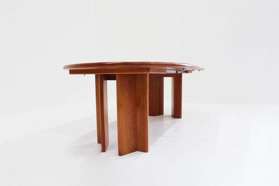 Thumbnail: Vintage Deense ronde uitschuifbare eettafel uit de jaren 60.  Deze deense eettafel is te verlengen met 2 tussenbladen.  Door