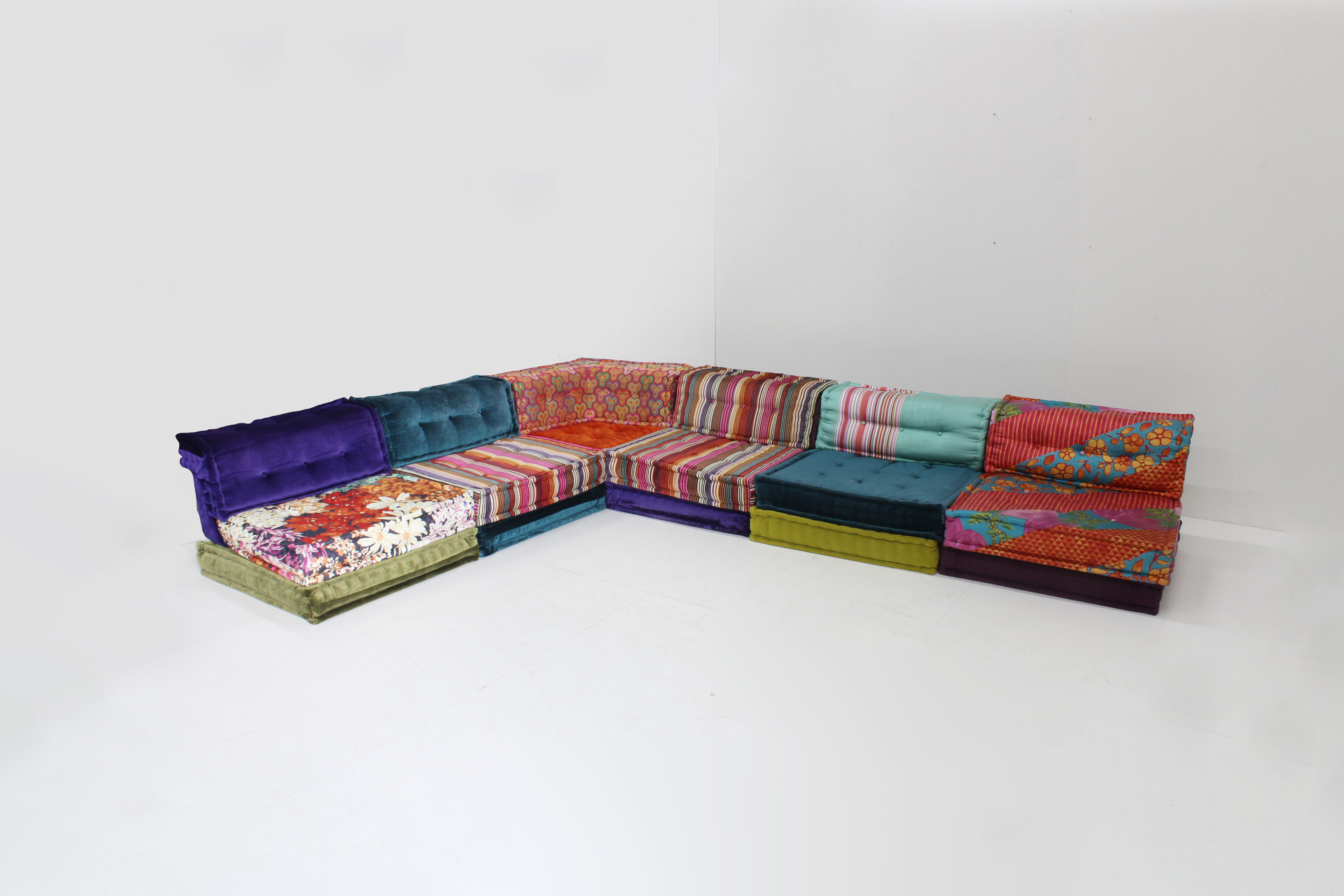 Large Mah jong modular sofa by Roche Bobois consiting of 18 pieces designed in 1971 by Hans Hopfer. High quality fabric, beau