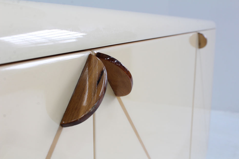 Vintage Italiaans Design Dressoir   Vintage Italiaans dressoir uit de jaren 70. Organische vormgeving met ronde afwerking. Un