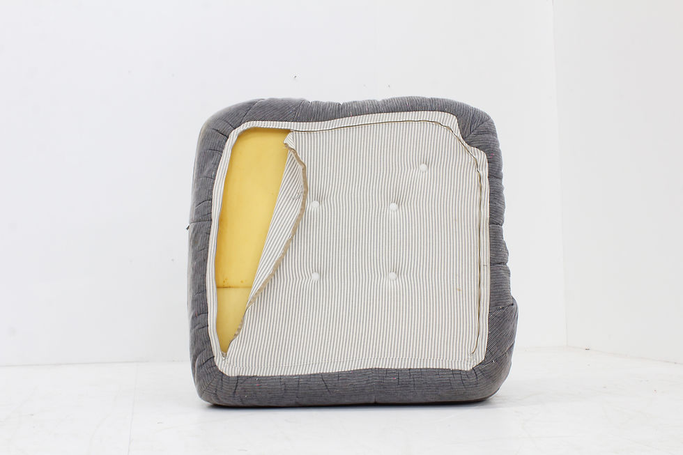 Thumbnail: Originele vintage Ligne Roset Togo hoek fauteuil ontworpen door Michel Ducaroy in de jaren 70.  uitvoering in grijze stof.