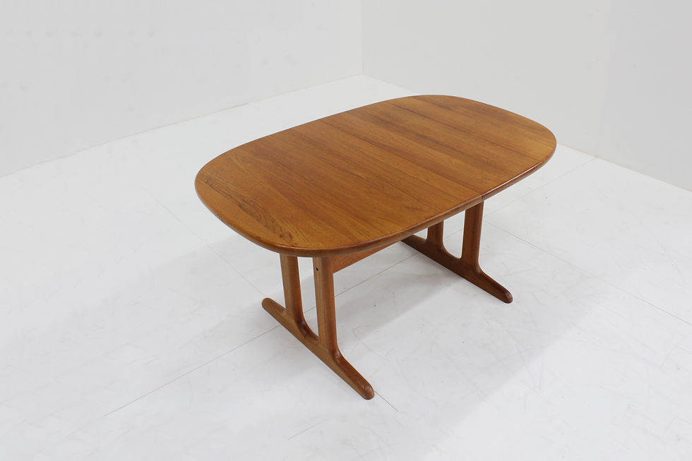 Thumbnail: Deense ovalen uitschuifbare eettafel van massief  teakhout uit de jaren 60 van het deense merk Glostrup.
