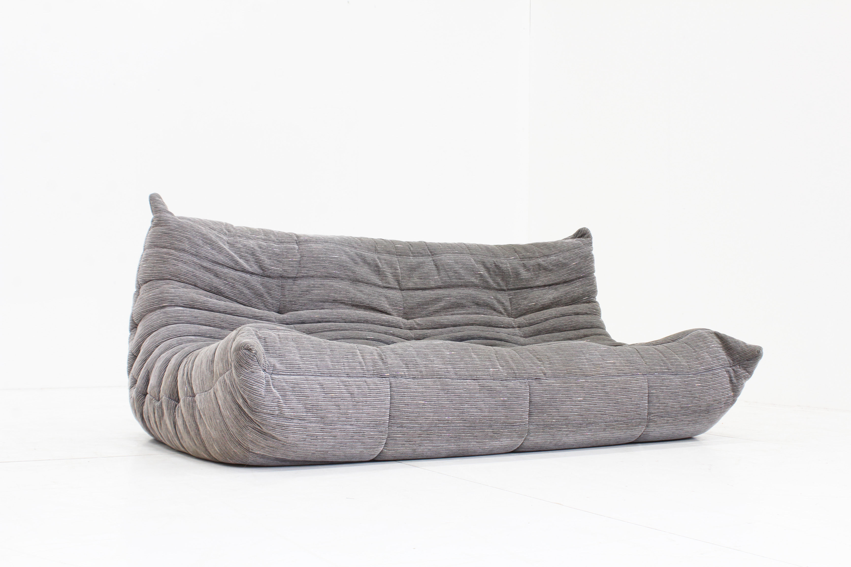 Vintage Togo Ligne Roset 3 zits sofa ontworpen door Michel Ducaroy in de jaren 70. Het betreft een originele togo sofa in een