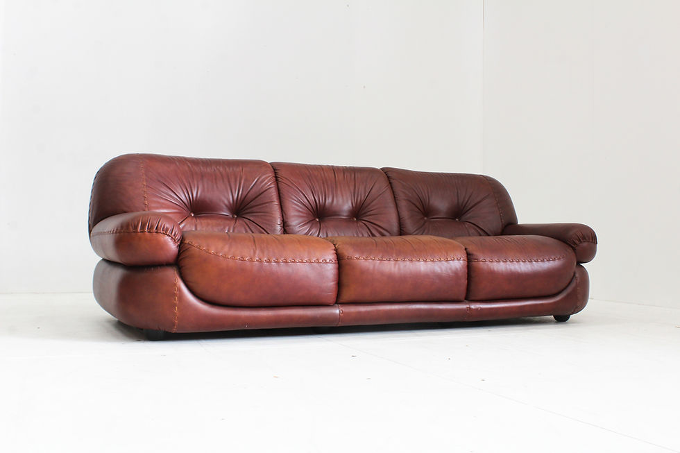Italian leather 3 seater sofa designed by Sapporo for Mobil Girgi in the 1970s. The sofa is extremly comfortable and well des