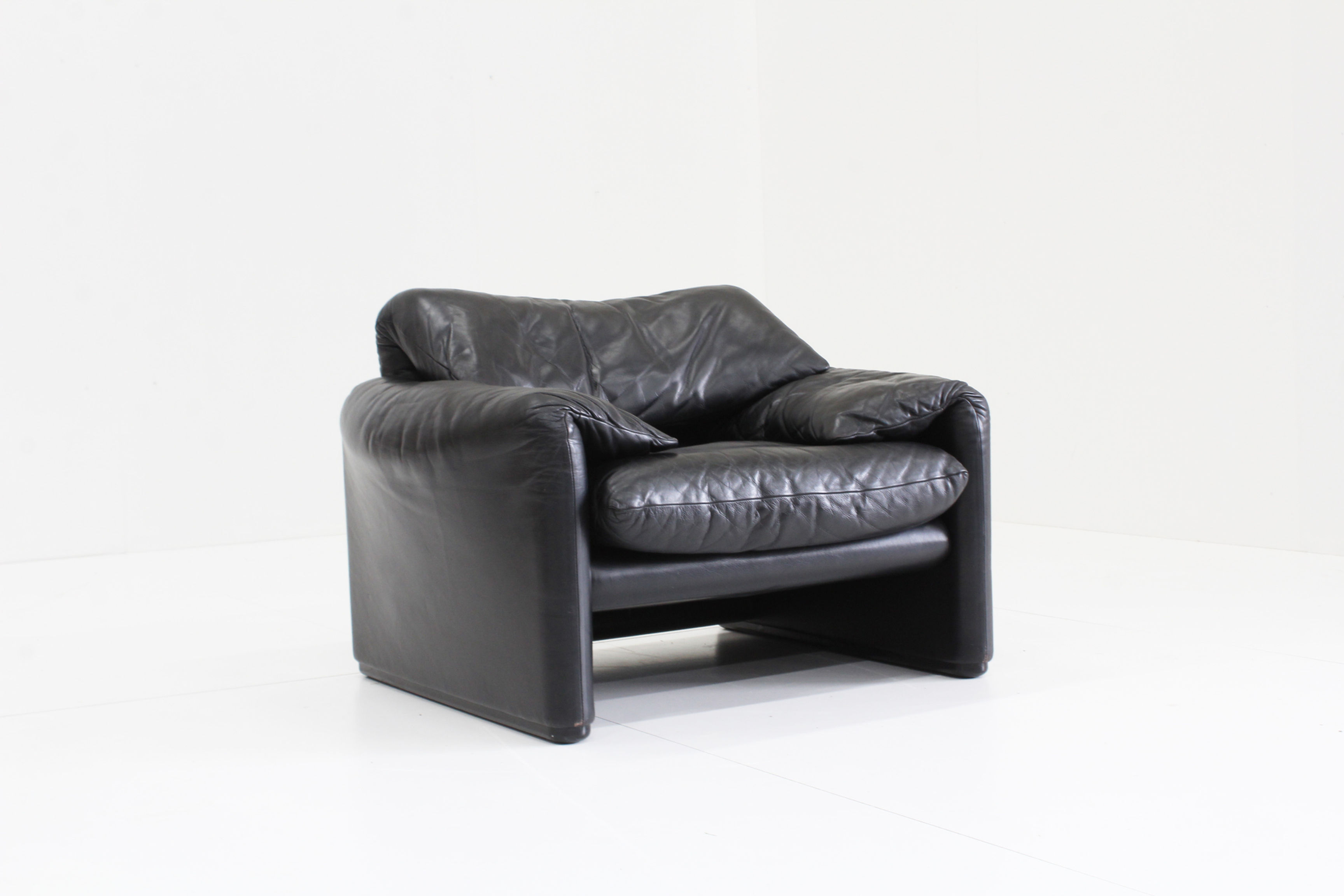 Cassina Maralunga armchair black leather by Vico Magistretti