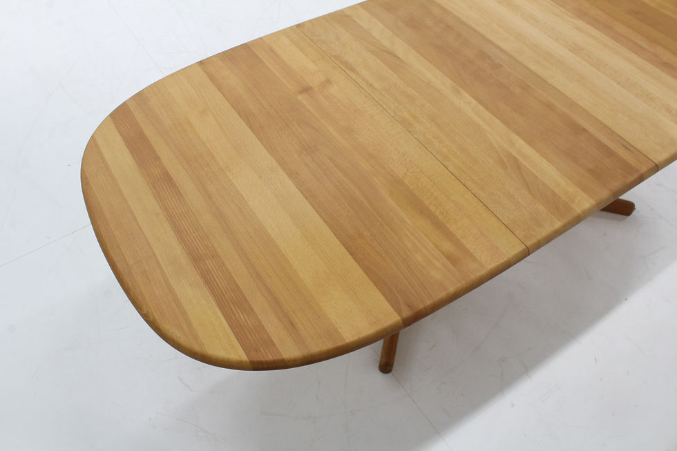 Thumbnail: Deense ovalen uitschuifbare eettafel van massief hout uit de jaren 60 van het deense merk Glostrup.   De tafel is van massief