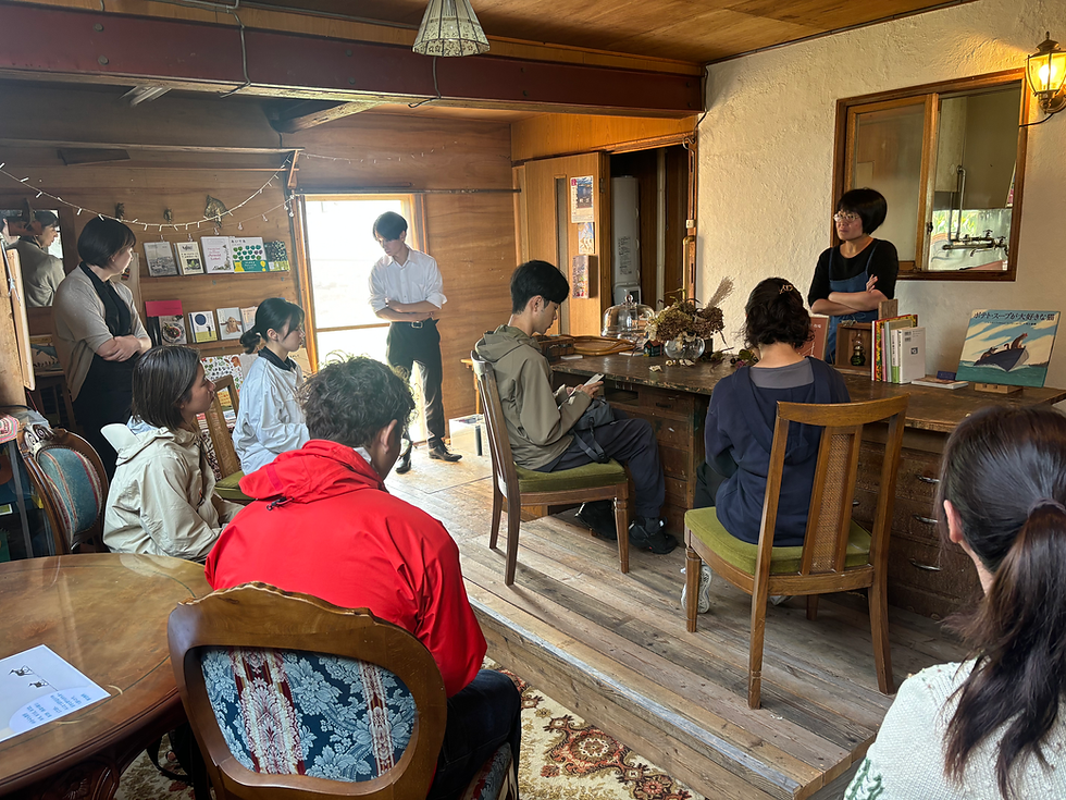 北国の自然や動物などを中心に珍しい洋書や古書も扱う「ゆきみち書房」の宰子さんと出会う