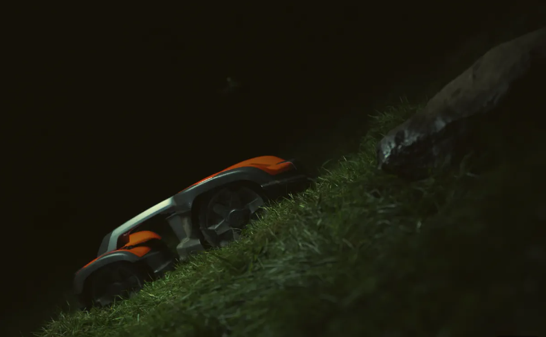 Robot tondeuse Husqvarna Automower 535 AWD. Tondeuse robotisée.
