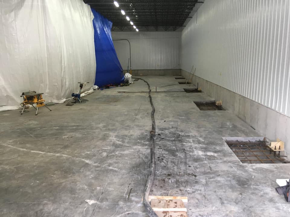 Pompe à ligne utilisée pour un service de pompage de béton sur un chantier résidentiel.