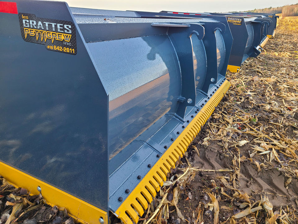 Située à Saint-Malachie, Les Grattes Pettigrew est une entreprise de fabrication sur mesure dans le secteur l’acier depuis 26 ans, dans les régions de Montréal, Québec, la Gaspésie et la Côte-Nord. Nous offrons une gratte à neige réversible pour chargeur sur roues (loader) industriel, une gratte à neige de poussée pour chargeur sur roues (loader) industriel, une option peigne à glace ainsi que des attaches sur mesure selon votre équipement. Compatibles Volvo, John Deer, Fusion, Caterpillar ancienne génération, I.T., Vallée 28 X 28, E.D.F., J.R.B., Garier, nous fabriquons également des grattes à neige pour chargeur sur roues (loader) industriel sur mesure. Conçus pour tous les types de chargeurs sur roues, tels que Volvo, John Deer, Komatsu, Caterpillar, Case, New Holland, Benco, Hyundai. Gratte à neige pour loader Volvo. Gratte à neige pour loader John Deer. Gratte à neige pour loader Komatsu. Gratte à neige pour loader Caterpillar. Gratte à neige pour loader Case.