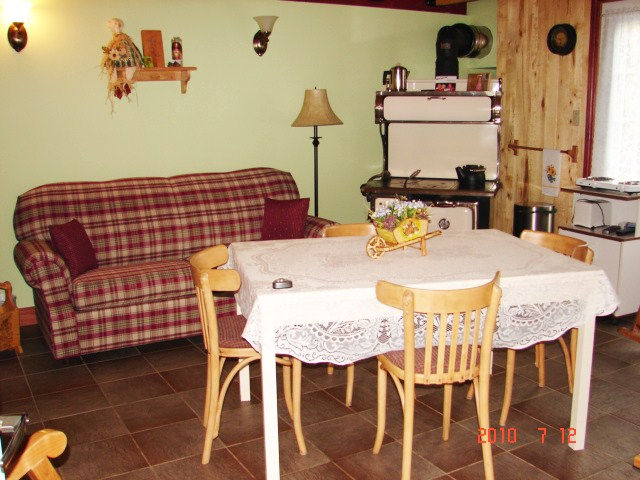 Située à Saint-Henri, le chalet Villa Couture en bois rond se trouve au bord d'un lac qui vous offrira des activités aquatiques tel; la baignade et le pédalo. Le chalet Villa Couture à Saint-Henri, à un accès aux sentiers de motoneige (Transcanadienne 5), de VTT et se trouvant près de la Cycloroute de Bellechasse, elle est idéale pour les amateurs de plein air. Le chalet Villa Couture comprend 3 suites indépendantes sur deux étages. Vue sur le lac, cuisine équipée, poêle à bois et pavillon pour vos événements spéciaux. Le chalet Villa Couture est près de Québec.Location de chalet à St-Henri. Chalet à louer, Chaudière-Appalaches. Chalet bord de l’eau, Saint-Henri. Chalet avec spa Chaudière-Appalaches. Chalet en bois rond, St-Henri. Chalet avec lac pour baignade, Chaudière-Appalaches.Chalet pour groupe, Saint-Henri. Chalet animaux acceptés, Chaudière-Appalaches. Chalet près des sentiers de motoneige, St-Henri.Chalet avec vue panoramique, Chaudière-Appalaches. Chalet à louer pas cher, Saint-Henri. Escapade à Chaudière-Appalaches. 
