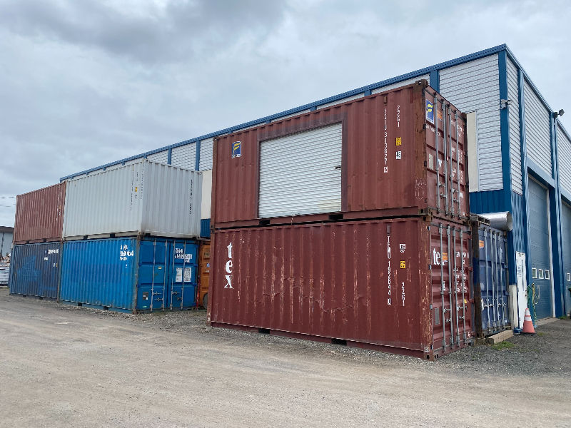 Gervais Roy Inc. offre des services de vente, location et modification de conteneurs, conteneurs maritimes et mini conteneurs de 8 pieds, mini conteneurs de 9 pieds, mini conteneurs de 10 pieds ou mini conteneurs de 12 pieds
Nous proposons une large gamme de conteneurs neufs et conteneurs usagés. Pour des conditions spécifiques, optez pour nos conteneurs isolés. Nos conteneurs sont disponibles en 20 ou 40 pieds.
Nos conteneurs maritimes sont parfaits pour le transport de marchandises à travers le monde.
En plus de la vente de conteneurs, nous proposons la modification de conteneurs ainsi que la location de conteneurs neufs ou usagés.
Nos services incluent la vente et location de remorques fermées, remorques dry box et remorques 53 pieds, idéal pour le transport local de marchandises et l'entreposage.
Gervais Roy Inc. dessert les régions de Québec, Chaudière-Appalaches et le Bas-Saint-Laurent.
Faites confiance à Gervais Roy Inc. pour tous vos besoins en conteneurs et remorques.