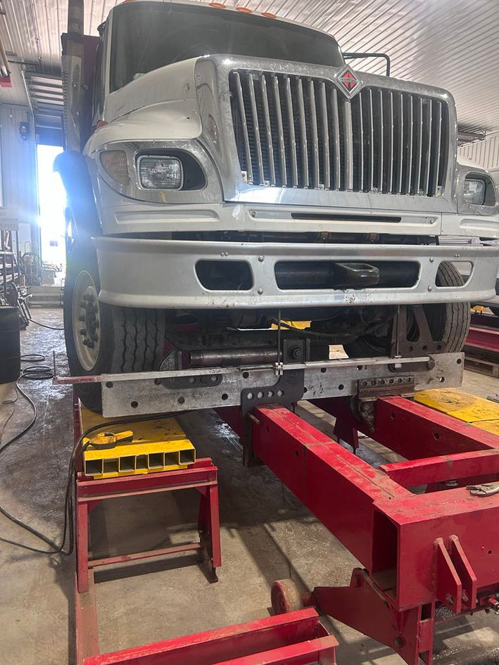Devanture de camion / véhicule lourd dans le garage de Redressemnt plus à Saint-Anselme.

