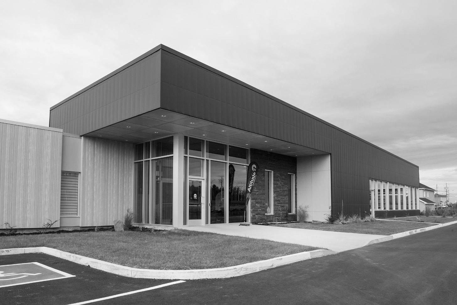 La Clinique Médico Sportive Altitude, située à St-Georges en Beauce, offre des services en physiothérapie, kinésiologie, entraînements privés et semi-privés, des cours en groupe, en évaluation de la condition physique, en nutrition, le tout dans un environnement professionnel et efficace. Entraînement pour problématique de santé thérapeutique, Évaluation de la condition physique, Préparation physique pour haute performance sportive, Conférence sur l’entraînement et les saines habitudes de vie, Amélioration des capacités fonctionnelles, Suivi motivation et perte de poids, Programme d’entrainement adapté et personnalisé, séances d’entraînement dans votre entreprise.